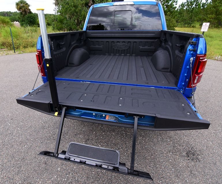 2019-ford-f150-raptor-supercrewcab-tailgate-step-770x638.jpg