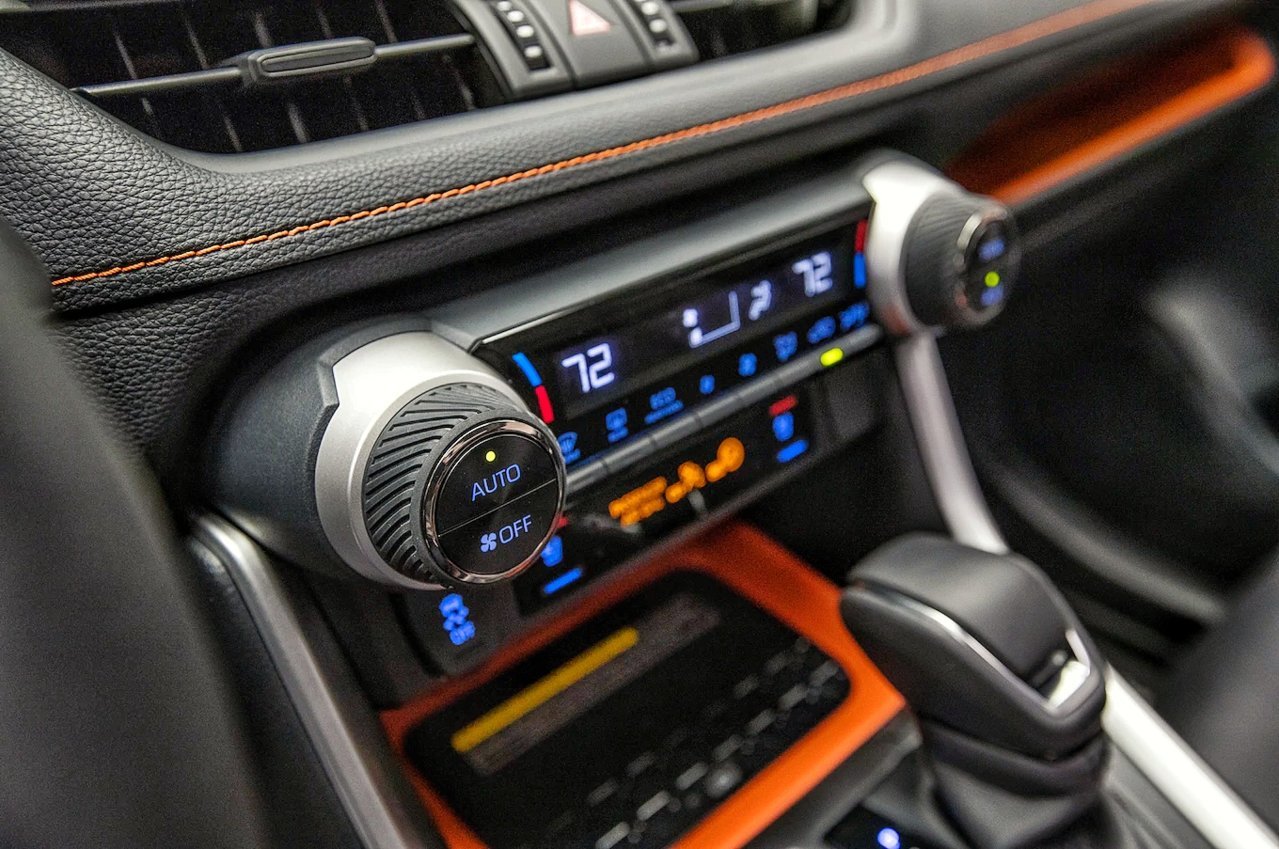 2019-Toyota-RAV4-climate-control-1 (1)-01.jpg