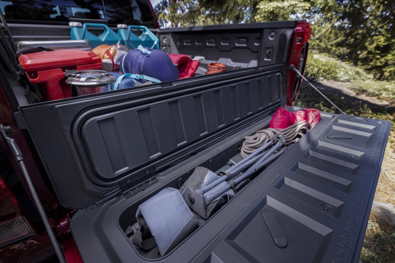 2023-Chevrolet-Colorado-Trail-Boss-Press-Photos-Exterior-028-tailgate-storage-system.jpg