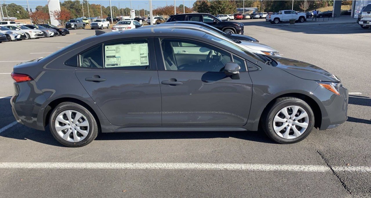 2023-corolla-le-in-underground-gray-v0-qb62p2995nx91.jpg