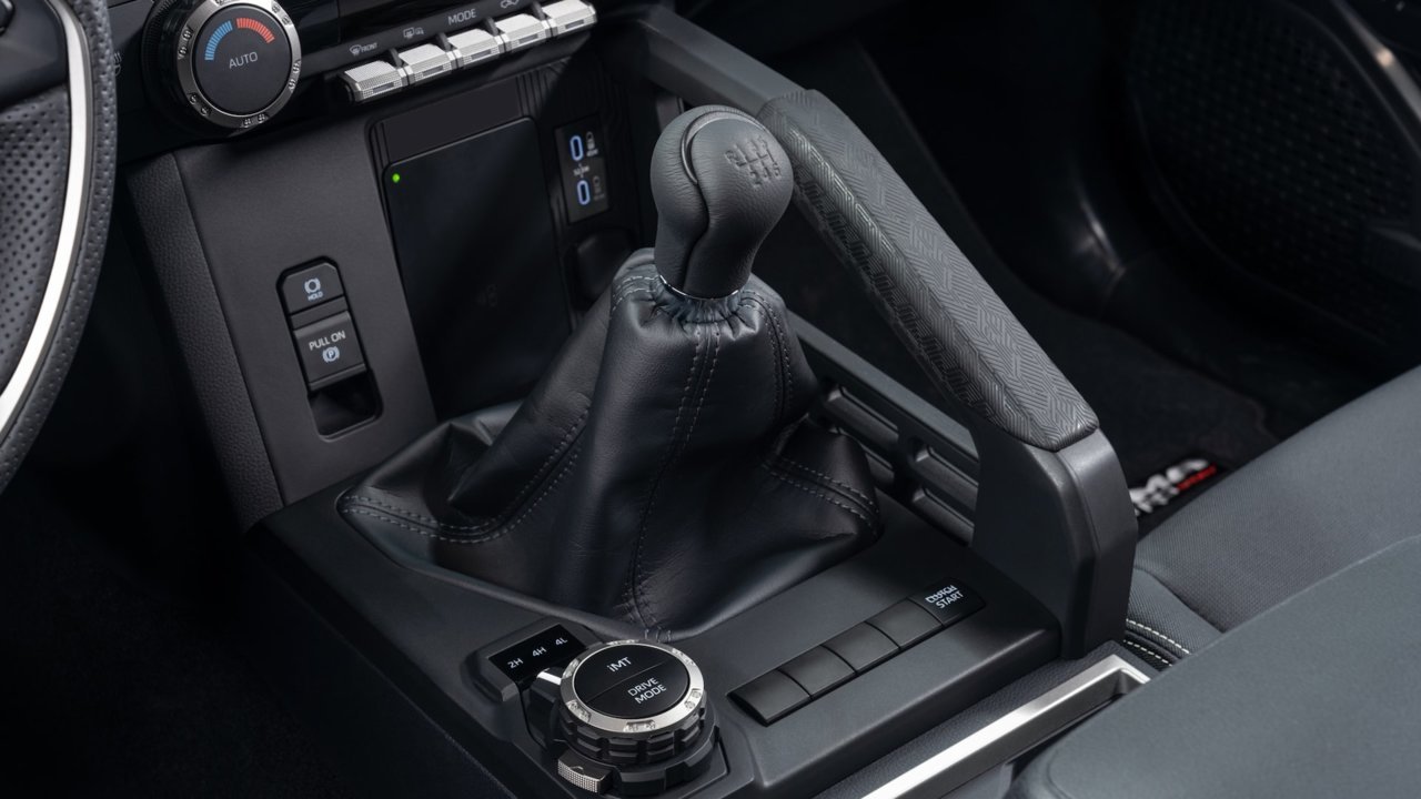 2024-Toyota-Tacoma-TRD-Sport-Studio-009_c24f58f32edca92bf39ec0d5fd112029c8ca650c.jpg