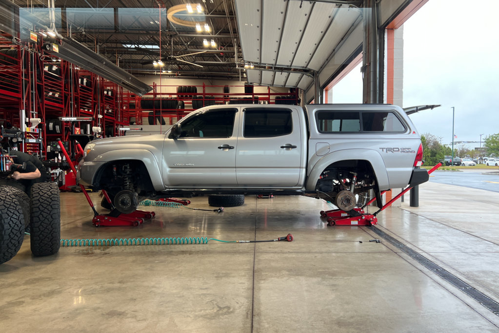 20240924-tacoDiscountTireNoWheels-01.jpg