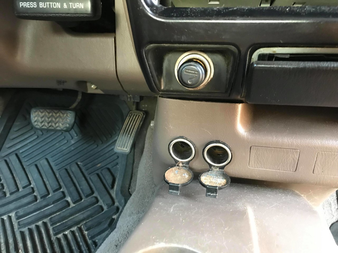 Car auxiliary deals power outlet