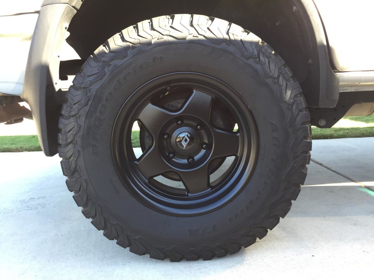 228054d1479933276-4xscs-f5-17x8-5-wheels_53c90dba943fd9070594770221494feaefd974e1.jpg