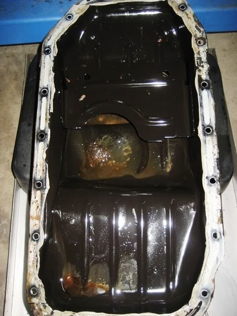 22RE_oil_pan_interior_9e24a03a6cb612665f4f04afa1e54d6079a79f7b.jpg