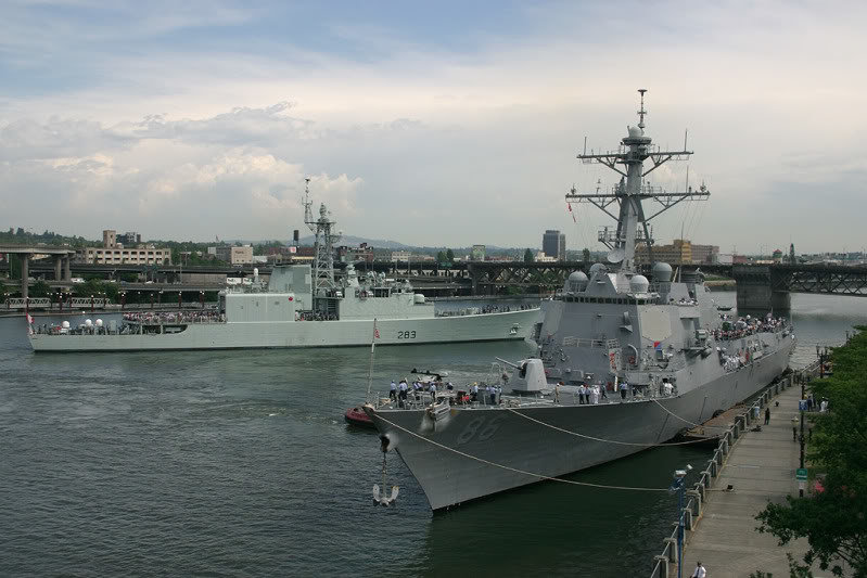 2destroyers_0b13db1bdcc36f249bb1e3d0f0d01bd1b6fa9daf.jpg