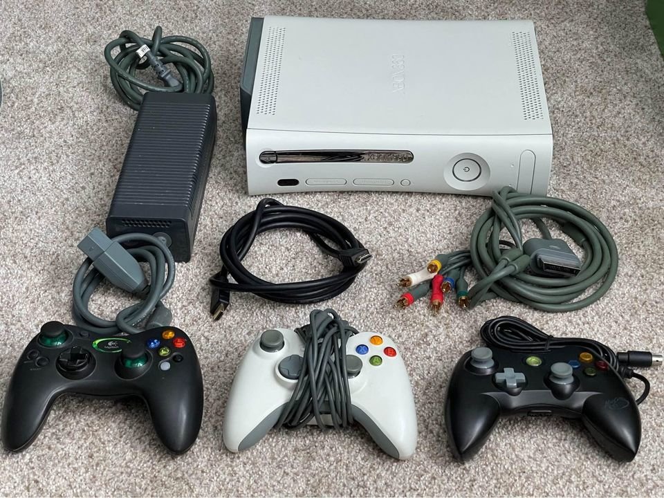 Microsoft Xbox 360 Console W/ Game & Accessories