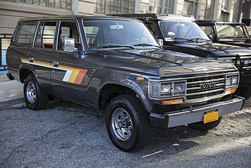 360px-1990_Toyota_Land_Cruiser_FJ62,_gray_met.,_front_right.jpg