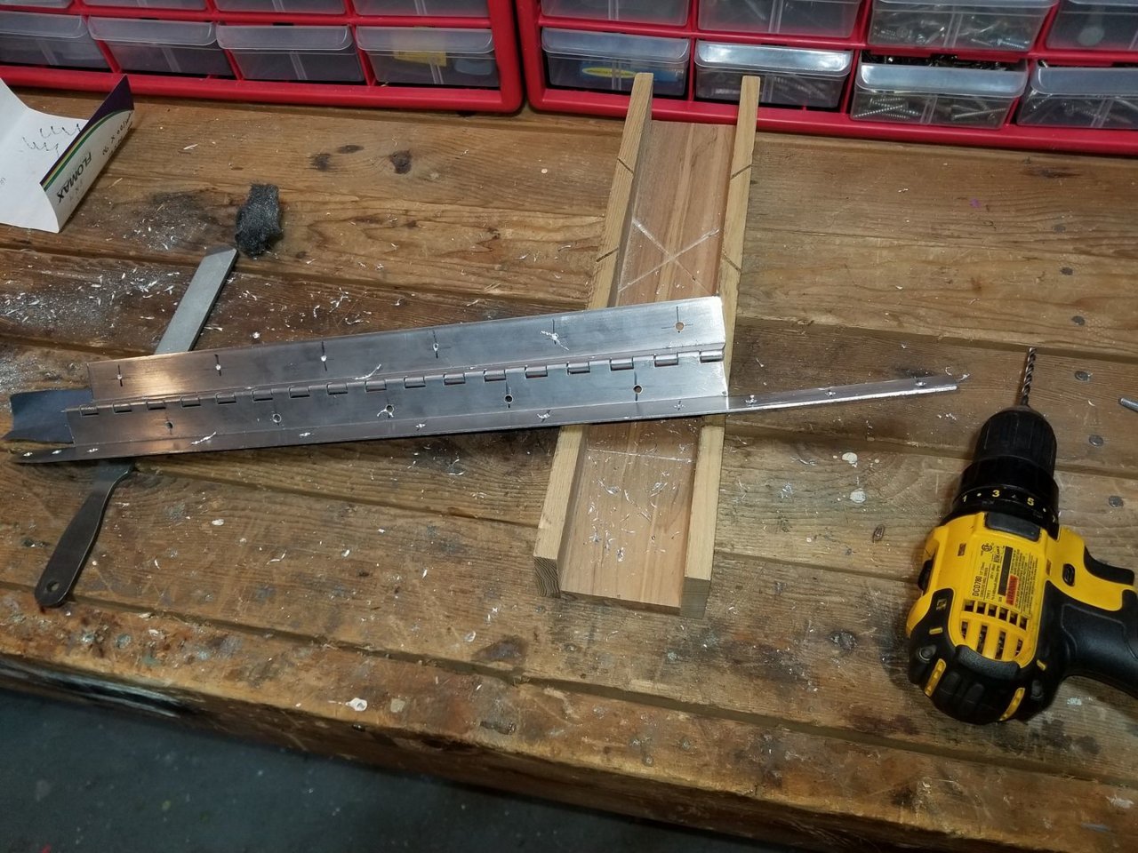37_fabricating_hinge_and_support_extensi_59f06a36b18e1d417bf2f4b7673b9049fc0a37fe.jpg