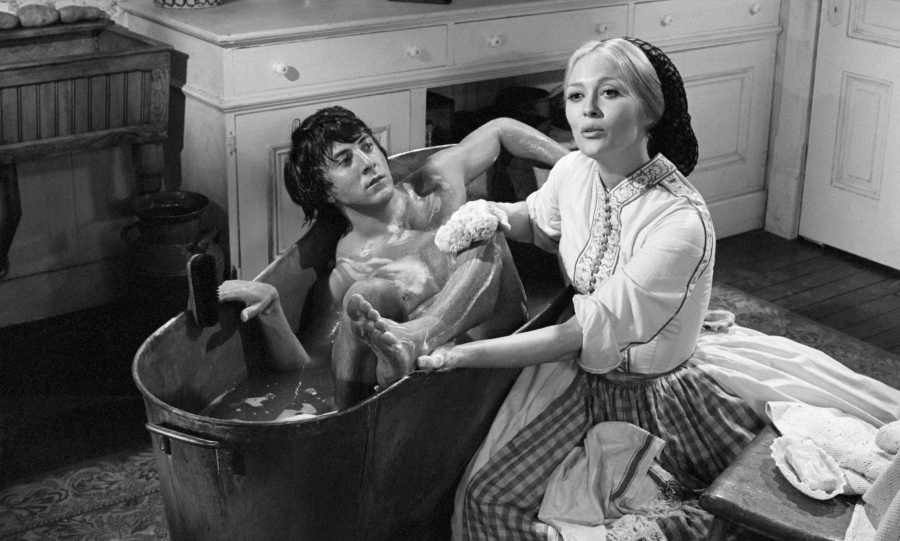 43212-faye-dunaway-hand-bathes-dustin-hoffman.jpg