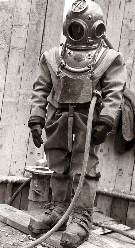440px-Gradbišče_hidroelektrarne_Ožbalt_1958,_potapljač.jpg