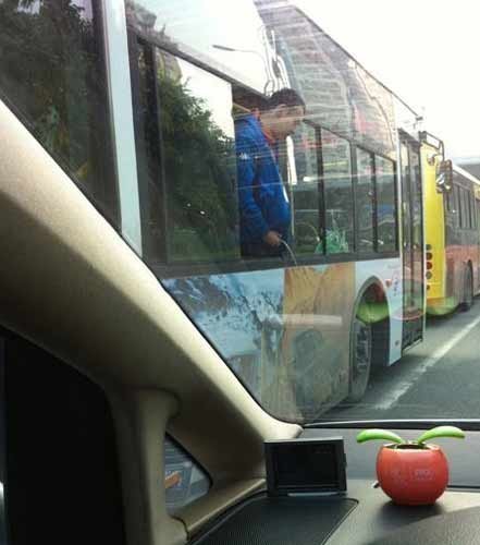 510Man-pee-from-window-of-bus-Xiamen.jpg