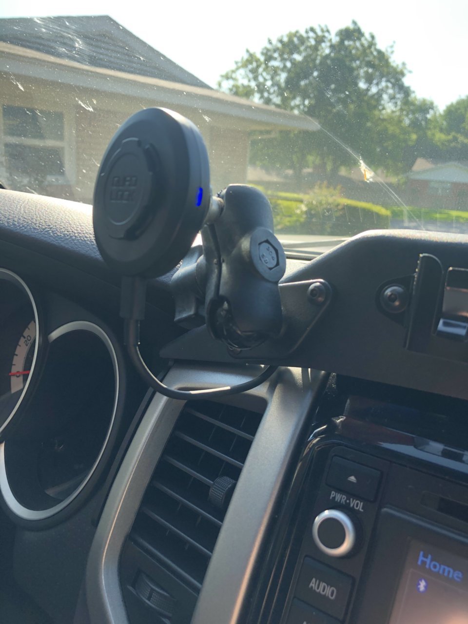 Quad Lock Vent Mount with MAG and Wireless Charging 