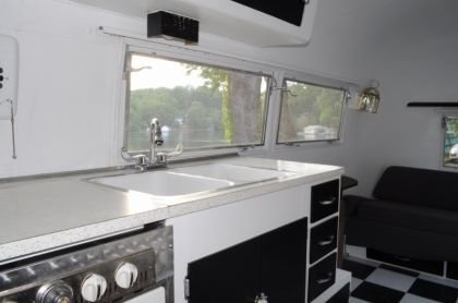 59Airstreaminterior2_3ad59575b67ceaea3e878a82b4bf76d93ef96237.jpg