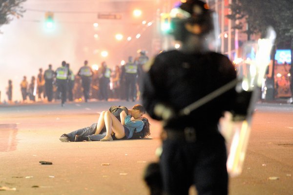 600_vancouver-fans-kissing.jpg