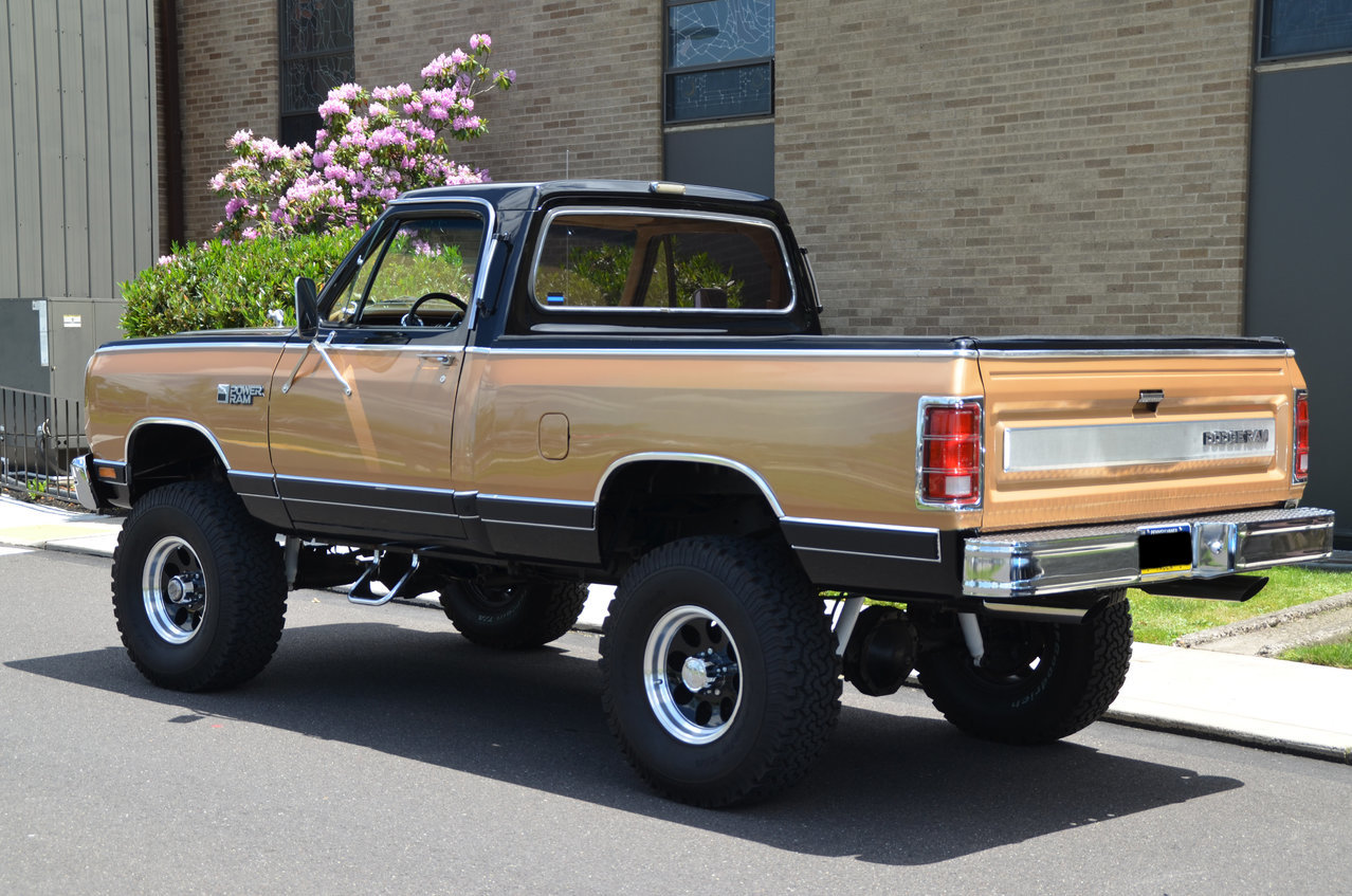 6thAnnualNativityOfOurLordCarShow 1973.jpg