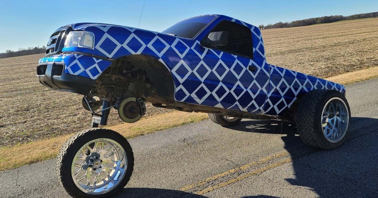 7-Danger-Ranger-Squatted-Ford-F-150-Via-YouTube.jpg
