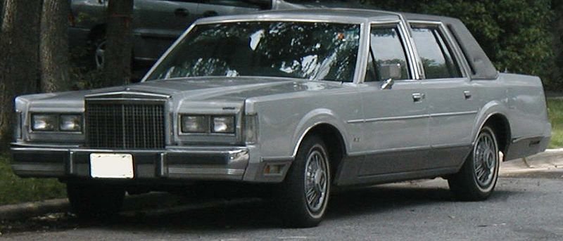 800px-1985_Lincoln_Town_Car.jpg