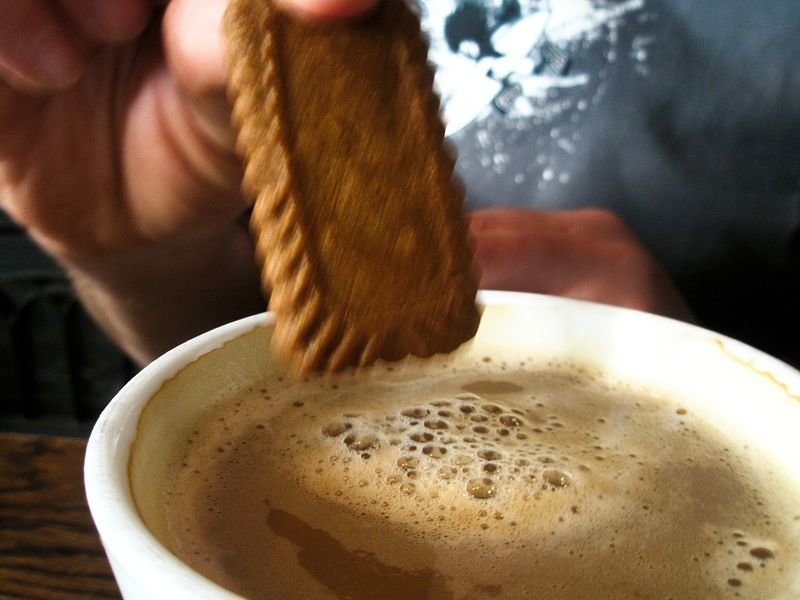 800px-Dunking_a_biscuit.jpg