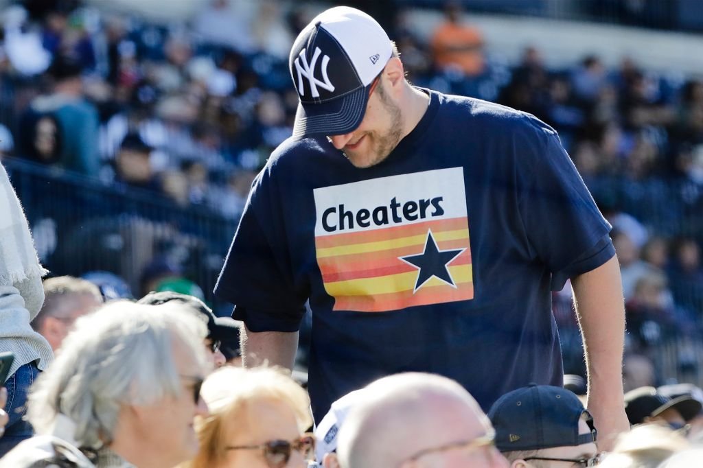 a-yankees-fan-wears-a-t-shirt-mocking-the-houston-astros..jpg