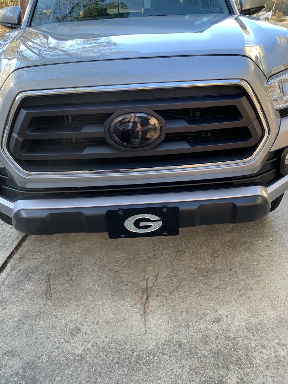 2018+ Front Emblem Black-out