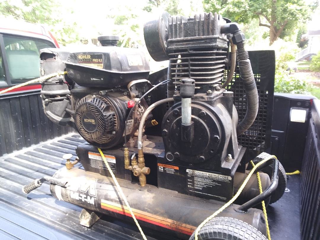 air compressor for sandBlast job.jpg