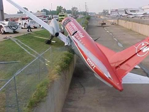 Airplane_Parkingashx_1a270b8aa75871a0a94a6eecca13add0a723d5e6.jpg