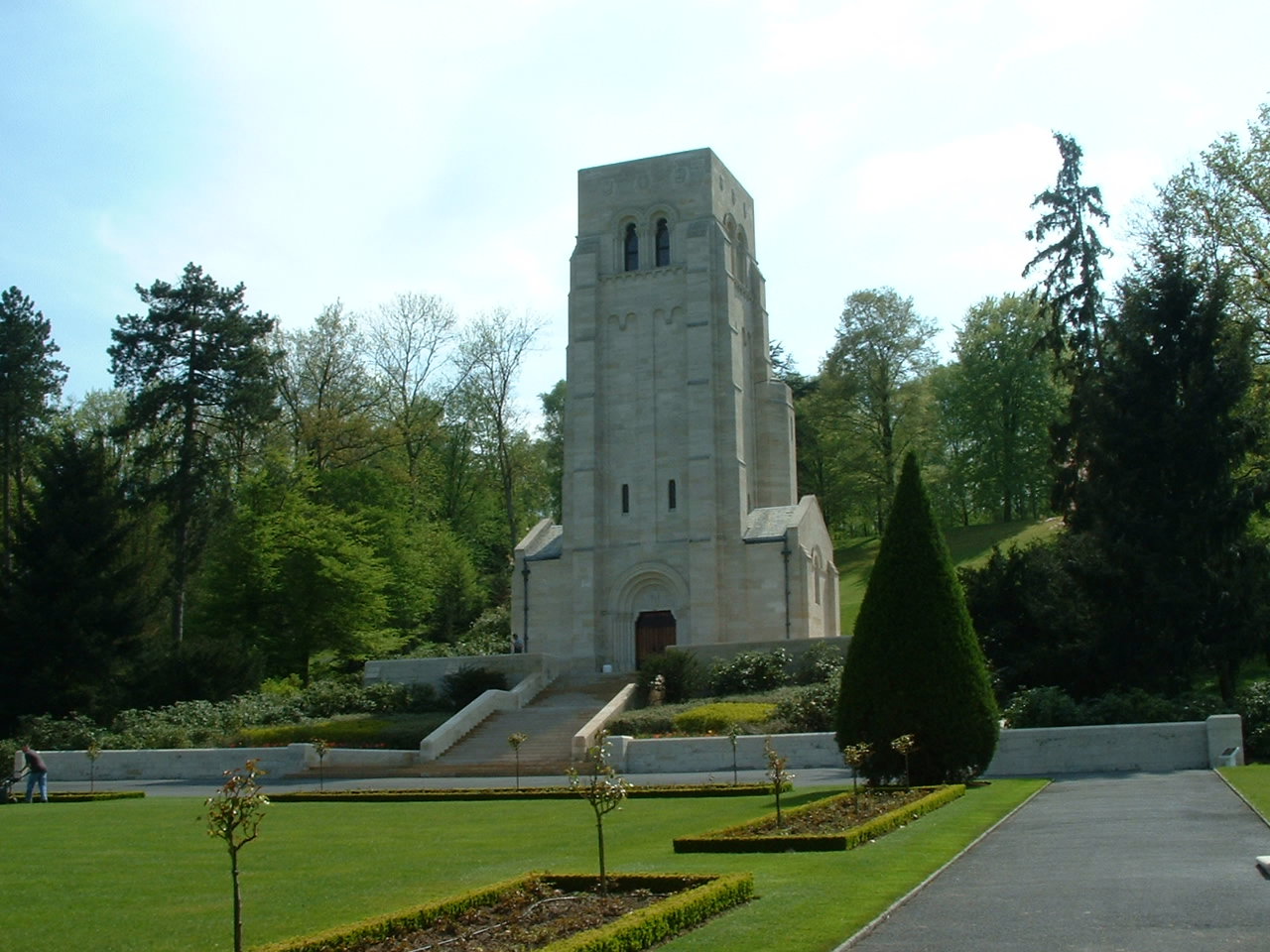 aisneMarneCemetery3.jpg