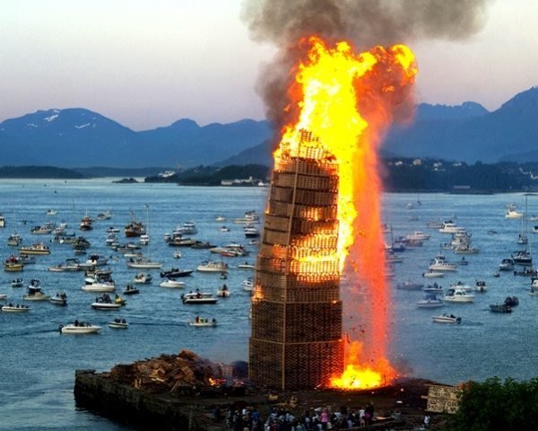 alesund-pallet-tower-bonfire-midsummer-Norway-31-600x480.jpg