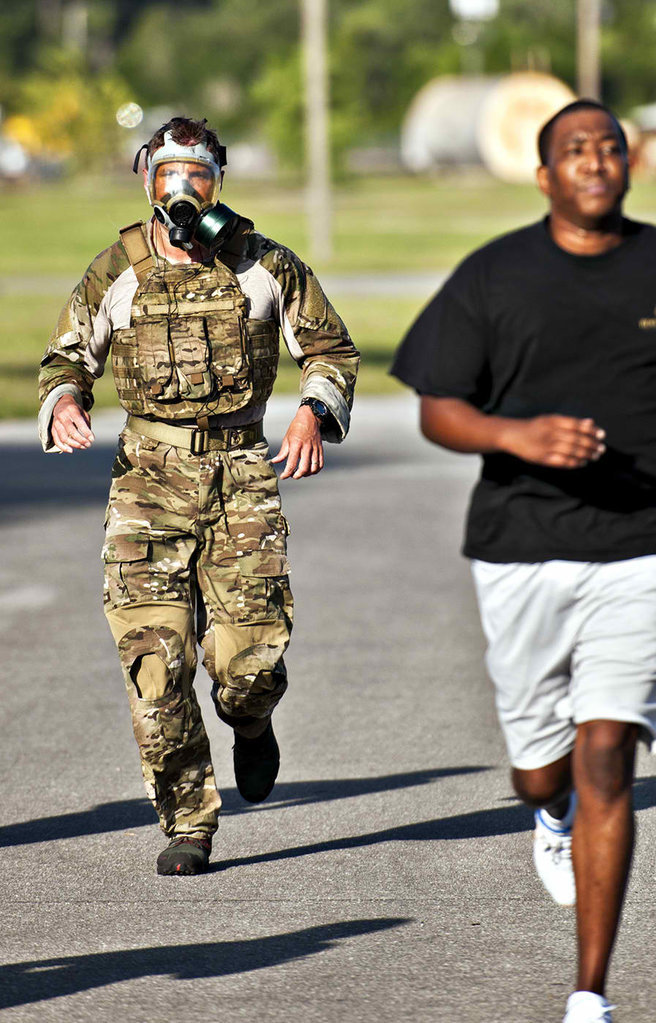AlSchneider_5kgasmaskrun_zpsc995a105_8867c2bc6ef1caa71dd0df8b345bc9096075f8e8.jpg