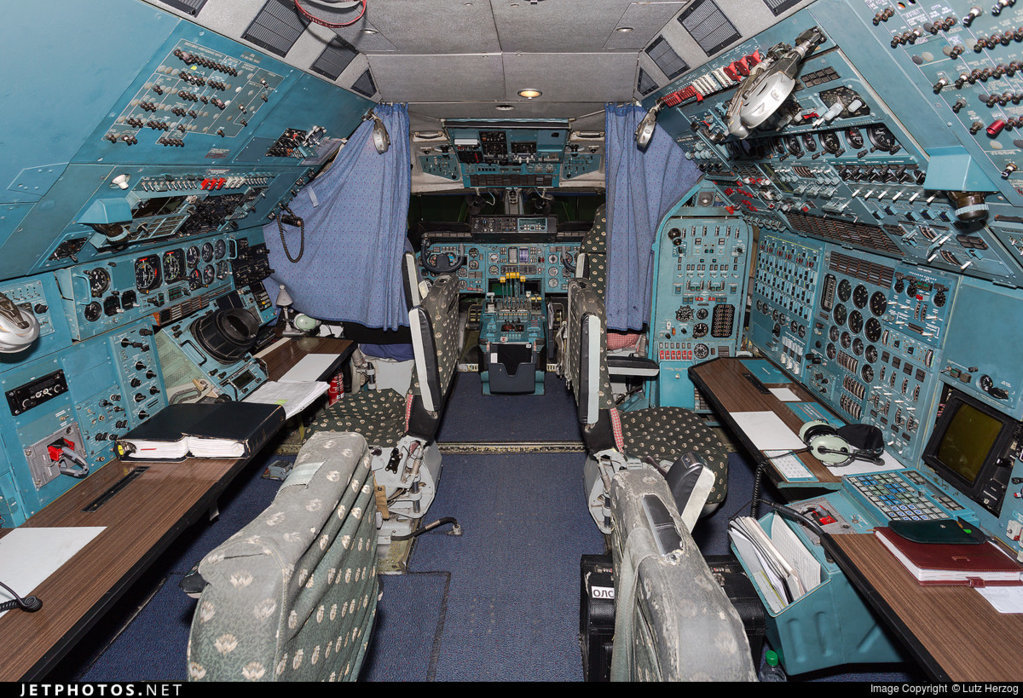 An-225-Flight-Deck.jpg