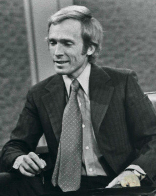 Anthony_Quinn_The_Dick_Cavett_Show_1971_(cropped).jpg