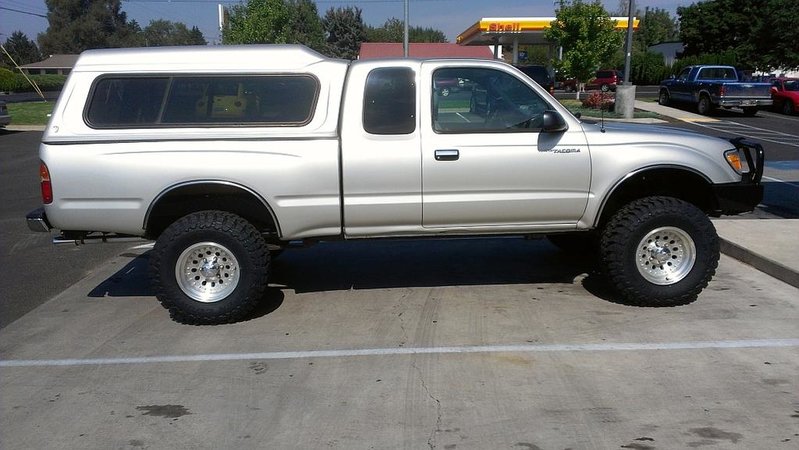 Autozone after lift with new tires - resized.jpg