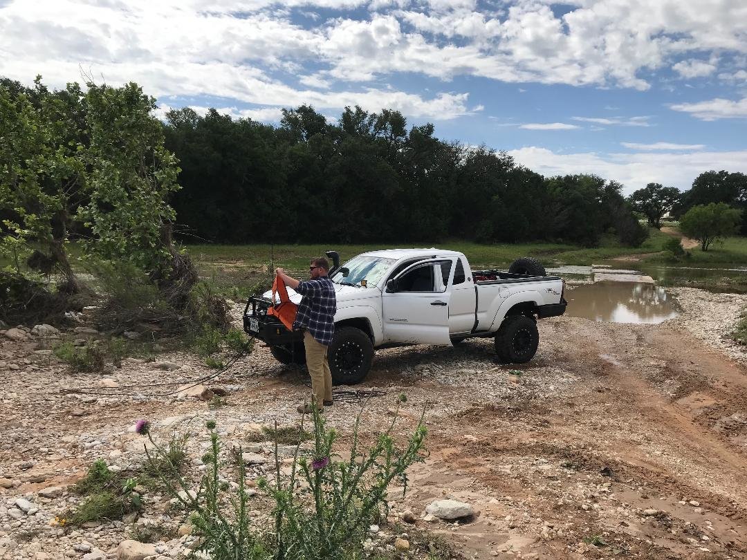 B.4x4 hoking up the wench.jpg