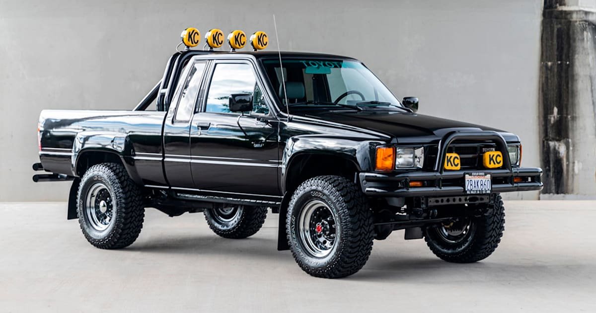 Back-to-the-Future-Hilux-SR5-auction-main.jpg