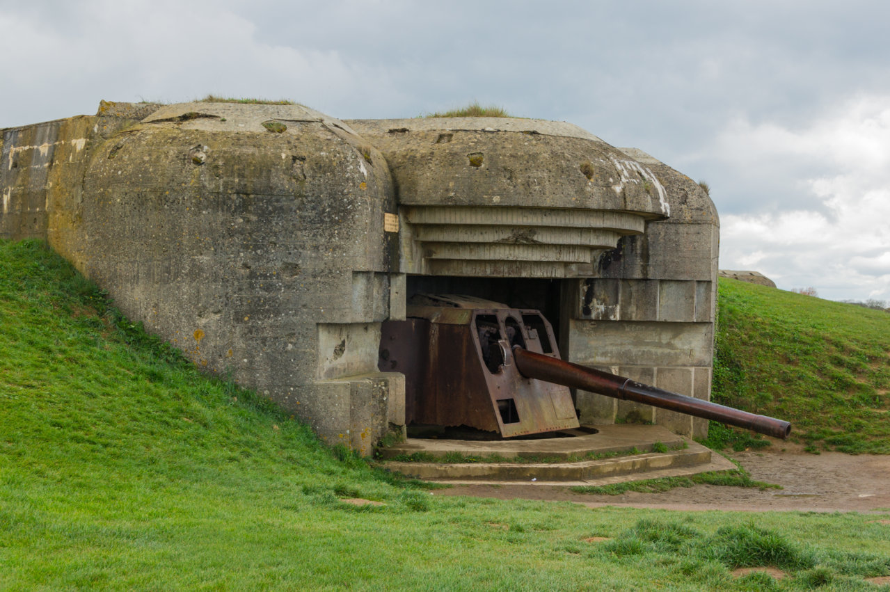 Batterie_Longues-sur-Mer_bunker_gun_2.jpg