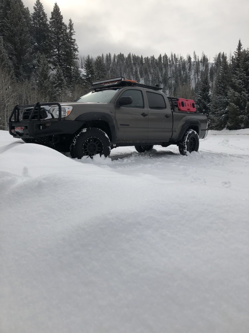 bed rack and maxtrax.jpg