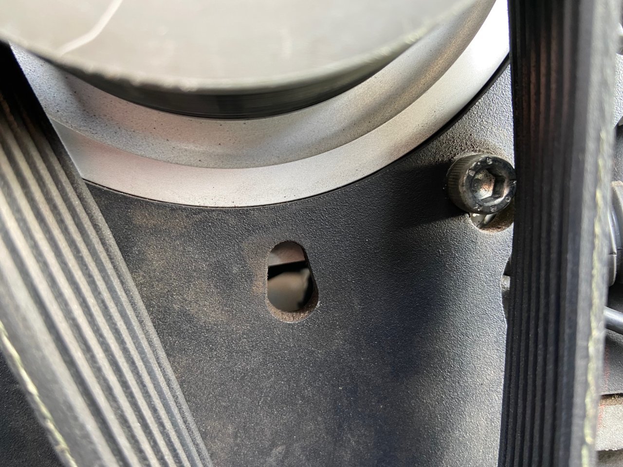 belt contact with mounting bolt 2.jpg