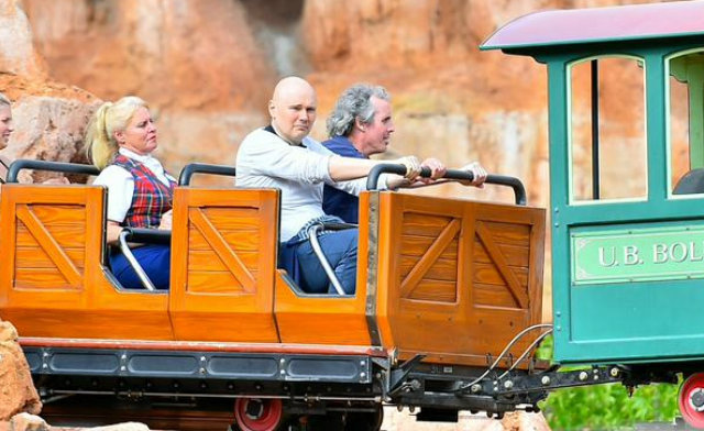 billy-corgan-sad-disney-land-640x392.jpg