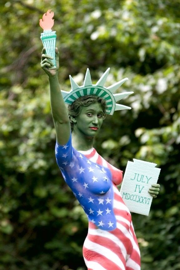 Bodypaint-nude-Statue-of-Liberty-American-flag.jpg.