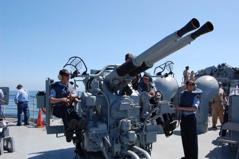 Bofors_40_mm_anti_aircraft_gun_larr_24670402333bd57c3f4937e1142bab6e323edb38.jpg