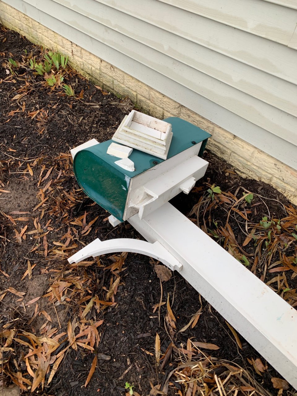 Broken post and mailbox.jpg