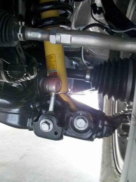 BrokenStrut OEM on Truxx leveling kit.jpg