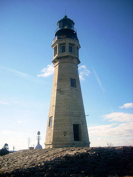 Buffalo habor light house.jpg