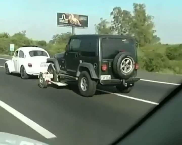 bug towin jeep.jpg