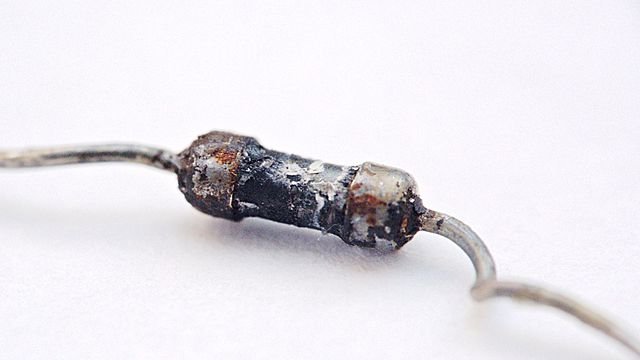 Burnt_resistor.jpg
