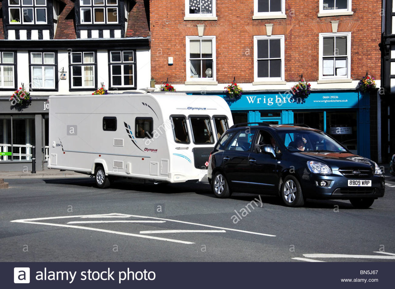 car-towing-caravan-the-cross-church-street-tewkesbury-gloucestershire-BN5J67.jpg