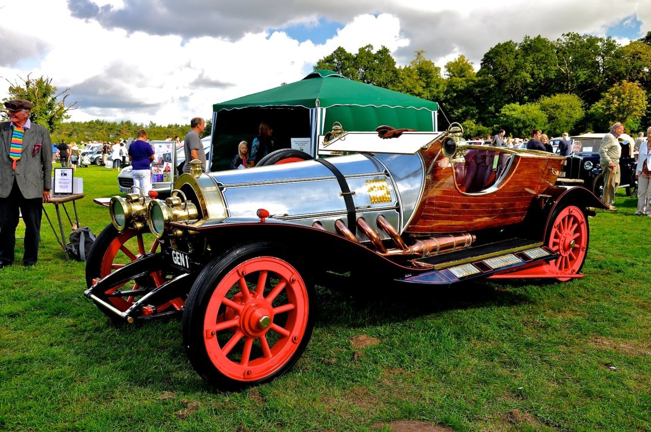 Chitty_Chitty_Bang_Bang_(automobile)_at_Classic_&_Sports_Cars_By_the_Lake_(2010)_07.jpg