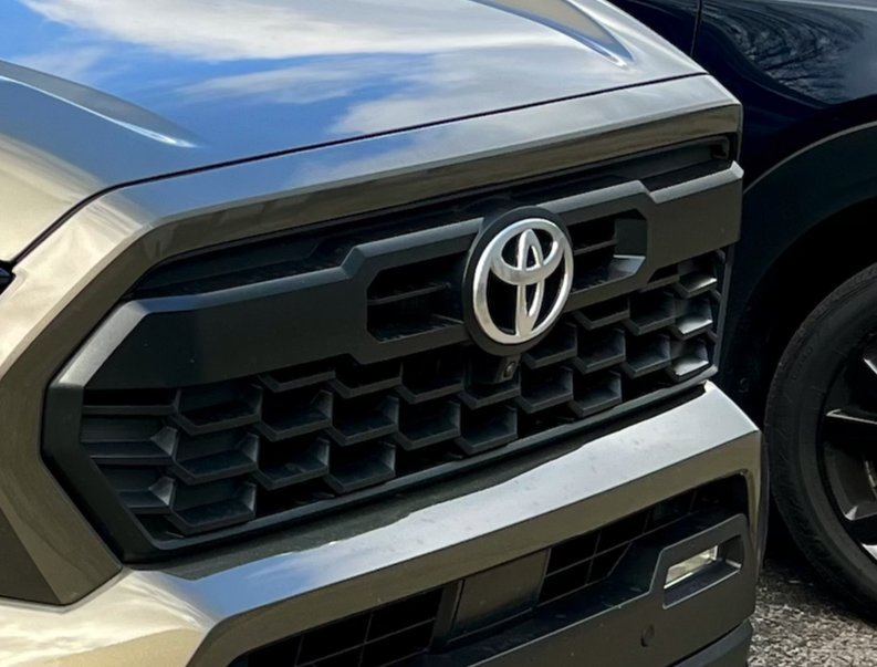 Chrome grill emblem.png