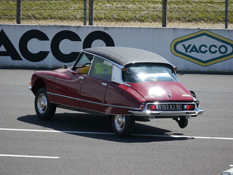 Citroën_DS_on_3_wheels.jpg